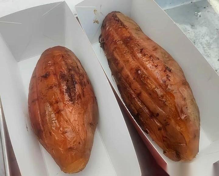 俩烤红薯，28块。老板报出价的时候，我脑子甚至都没转过来，手已经把手机递过去了