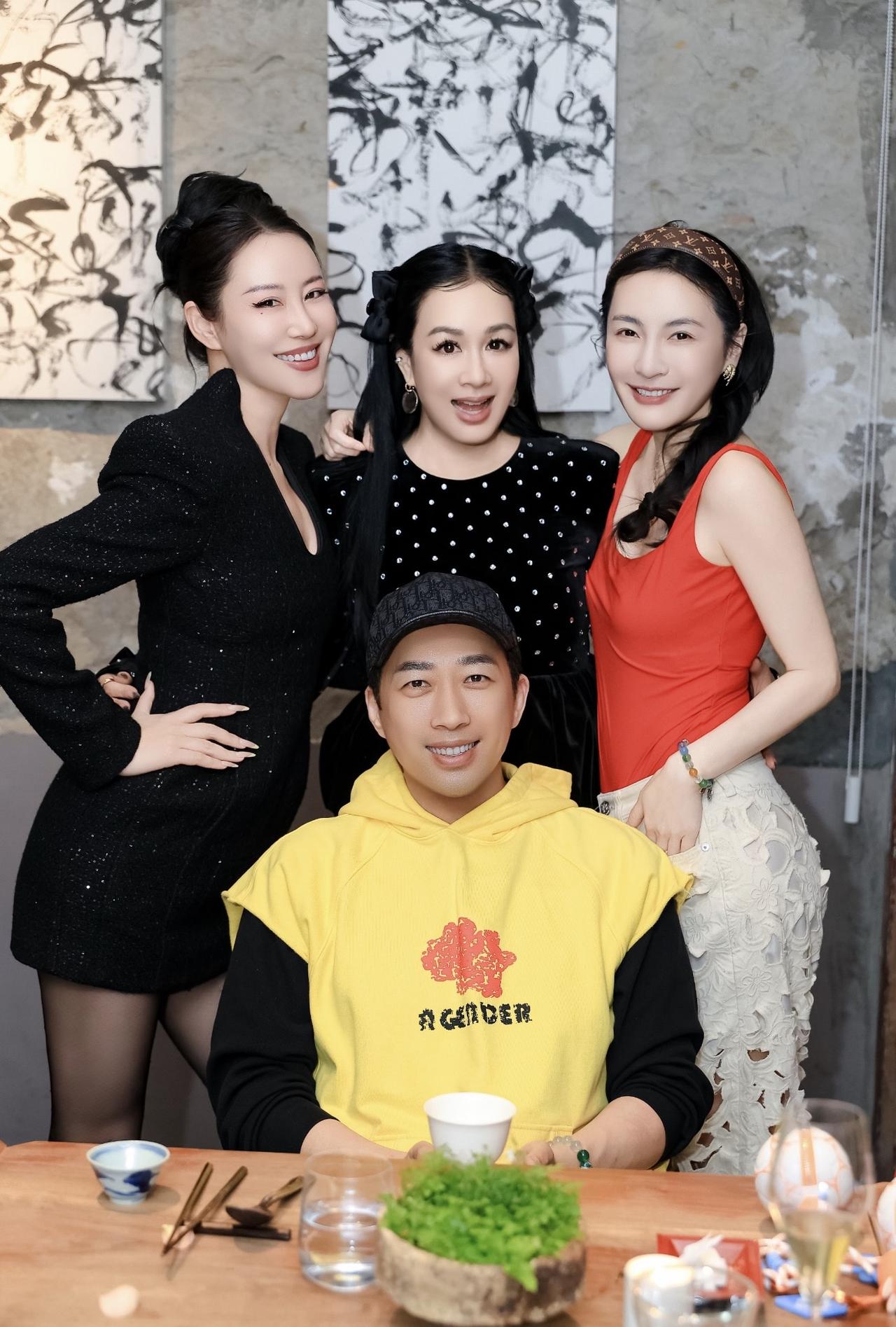 近日，于正晒与好友聚餐合影，他和钟丽缇、赵子琪、孙晶晶是多年朋友，好羡慕他们的“