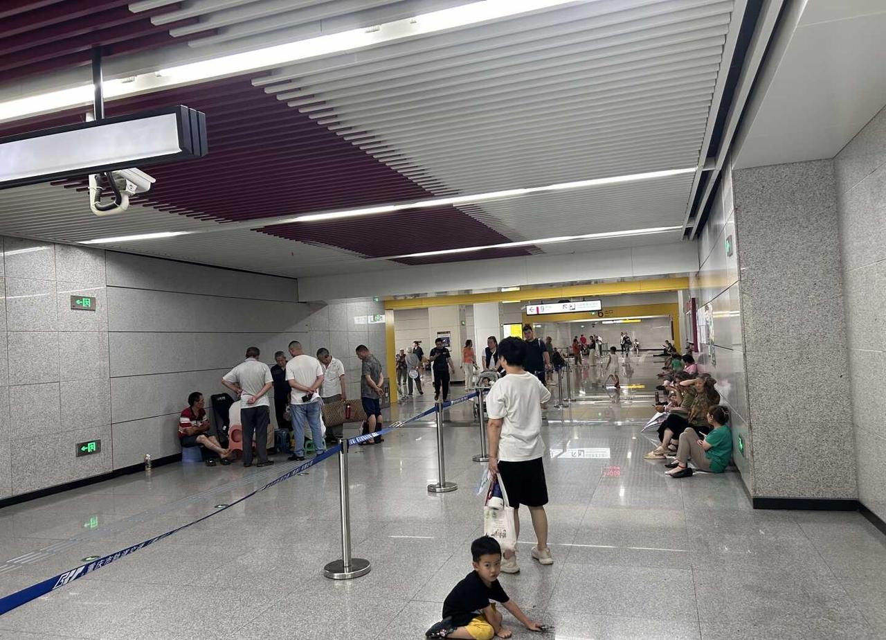 谁懂啊！重庆地铁直接给市民开了官方纳凉区重庆40℃多的夏天，地铁站直接成了市民