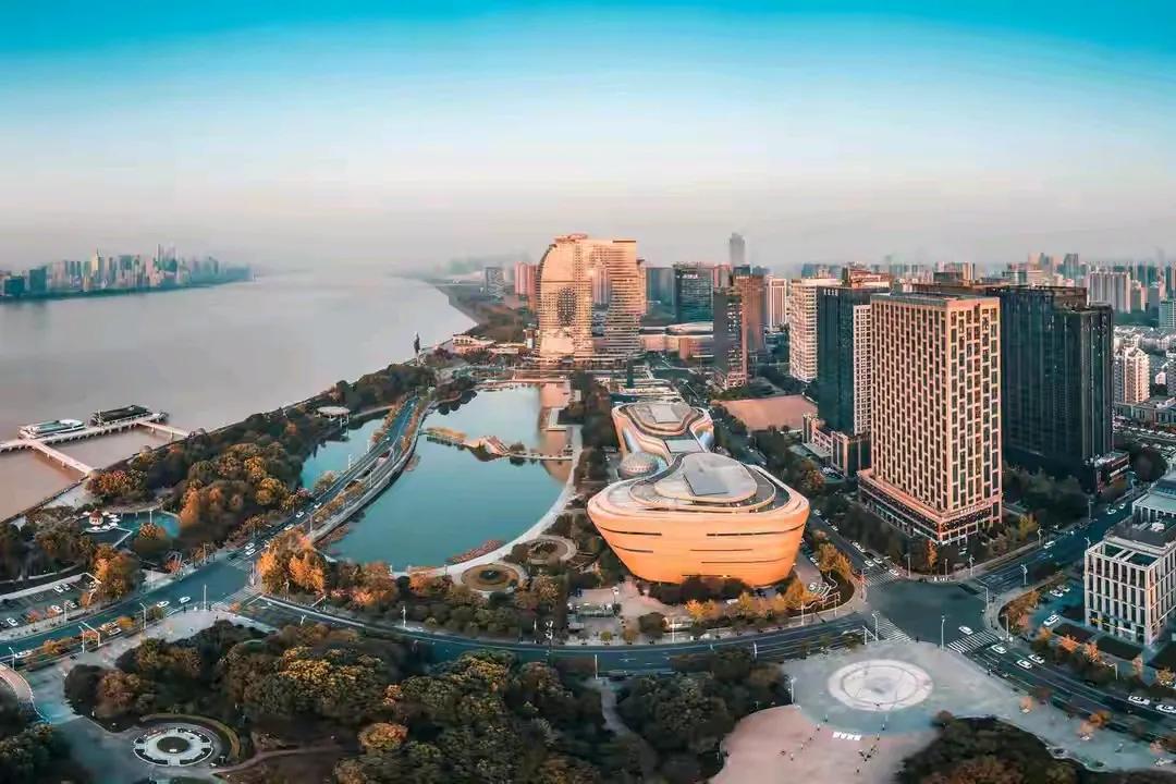 寰宇天下登上杭州二手房热门榜5月份的杭州二手房网签排行榜上，中海寰宇天下以1