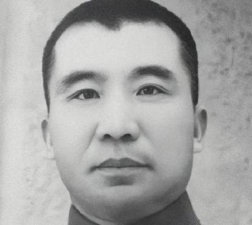 王耀武是不怎么爽杜聿明的，毕竟两个人都是中央军“小派系”的头头，第74军和第5军
