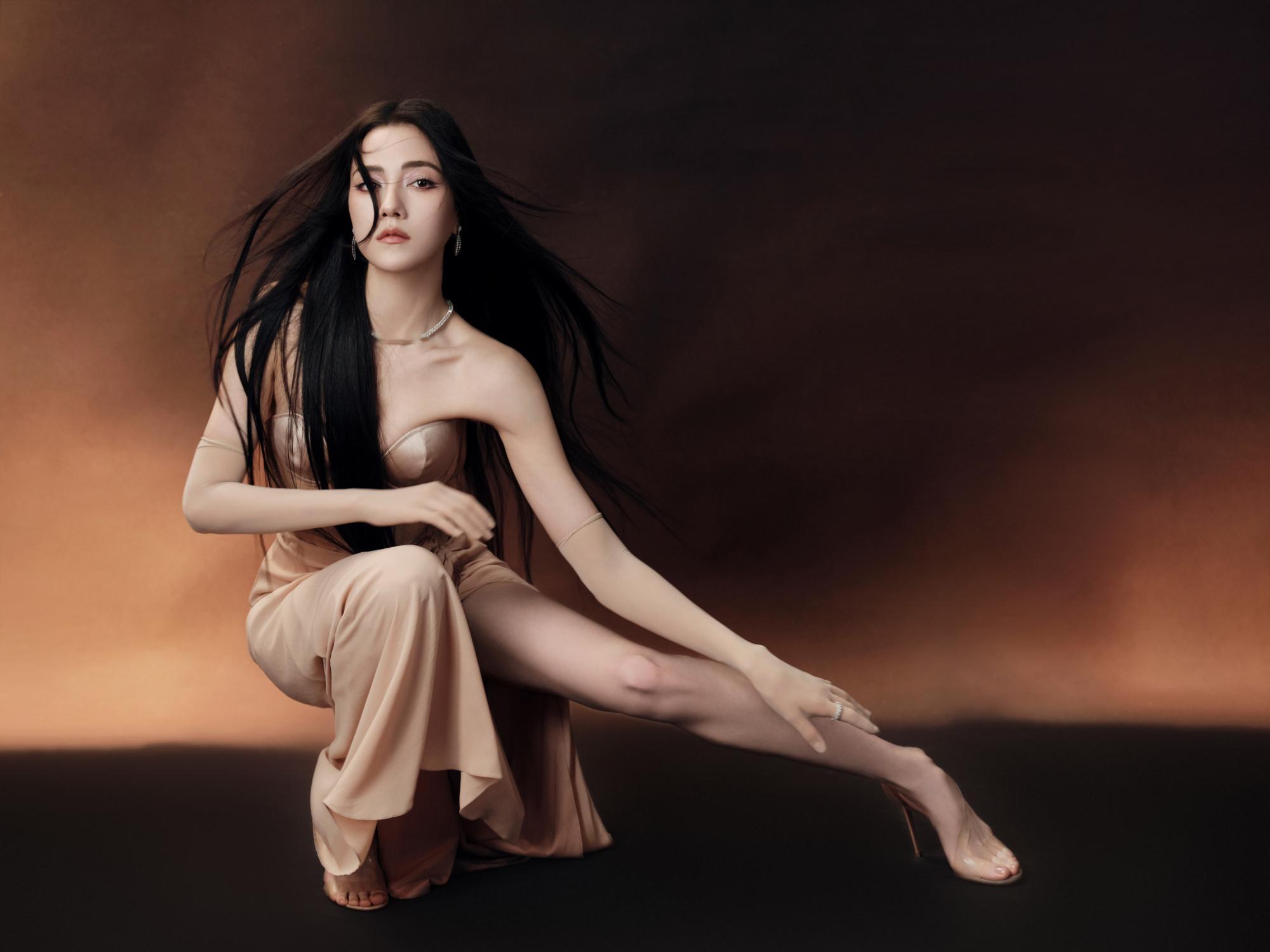 娜然裸色抹胸宝子们快看！娜然裸色抹胸裙亮相ELLE红毯，简约裙子勾勒出好身材，黑