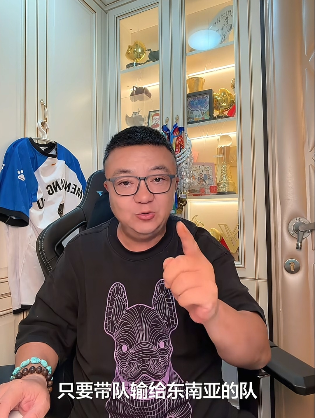 董路始终觉得，U23国足主帅安东尼奥执教的理念是我自己一样的：中国球员踢不了复杂足球，开大脚便是最合
