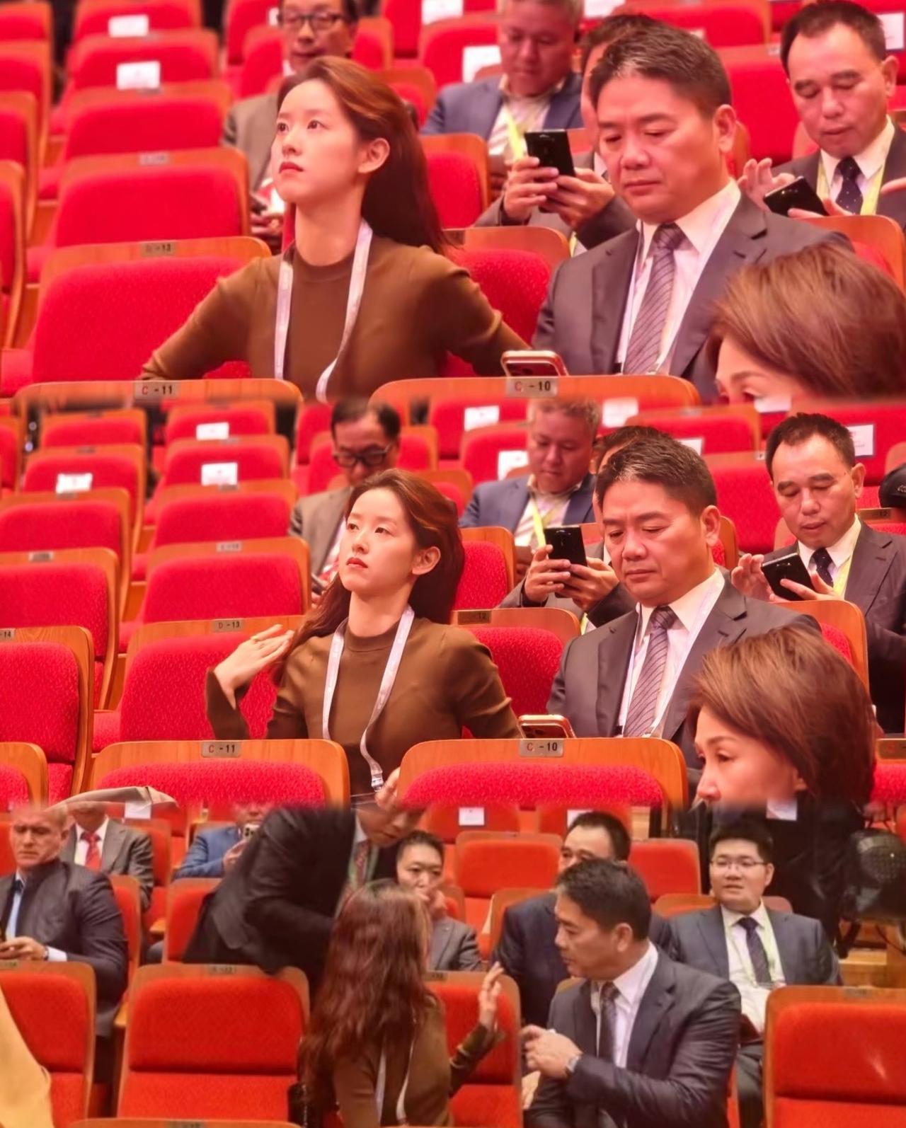 如今的章泽天已经是钮钴禄·泽天,看她的眼神就懂了,刘强东搀扶她走路,让人想到黄晓