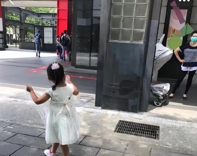 黄春梅到底还是忍不住出手了。汪家俩孩子正面照曝光之后，各种评论也随之而来。大