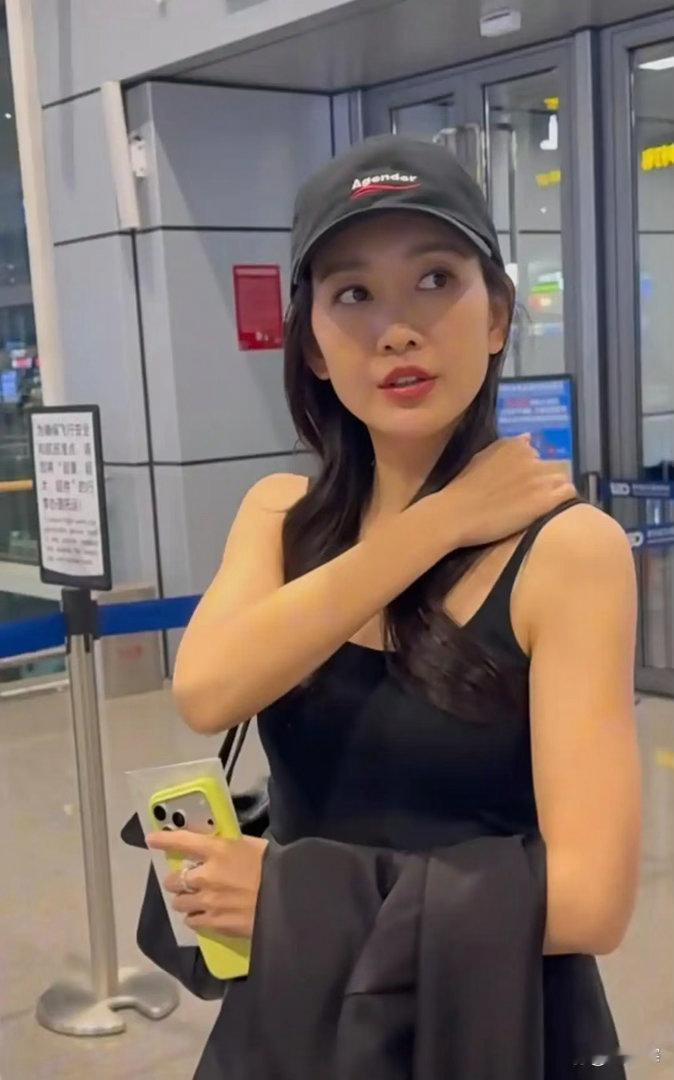 王鸥机场出发回北京，穿黑色背心性感美丽，热情大方又可爱