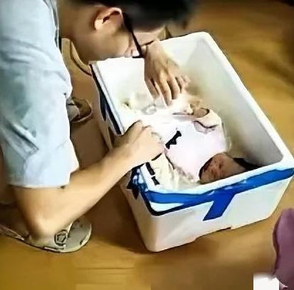 上海，大三男生抱回双胞胎儿子，爹妈震惊“哪来的?"儿子说“我跟女朋友谈了三年，她