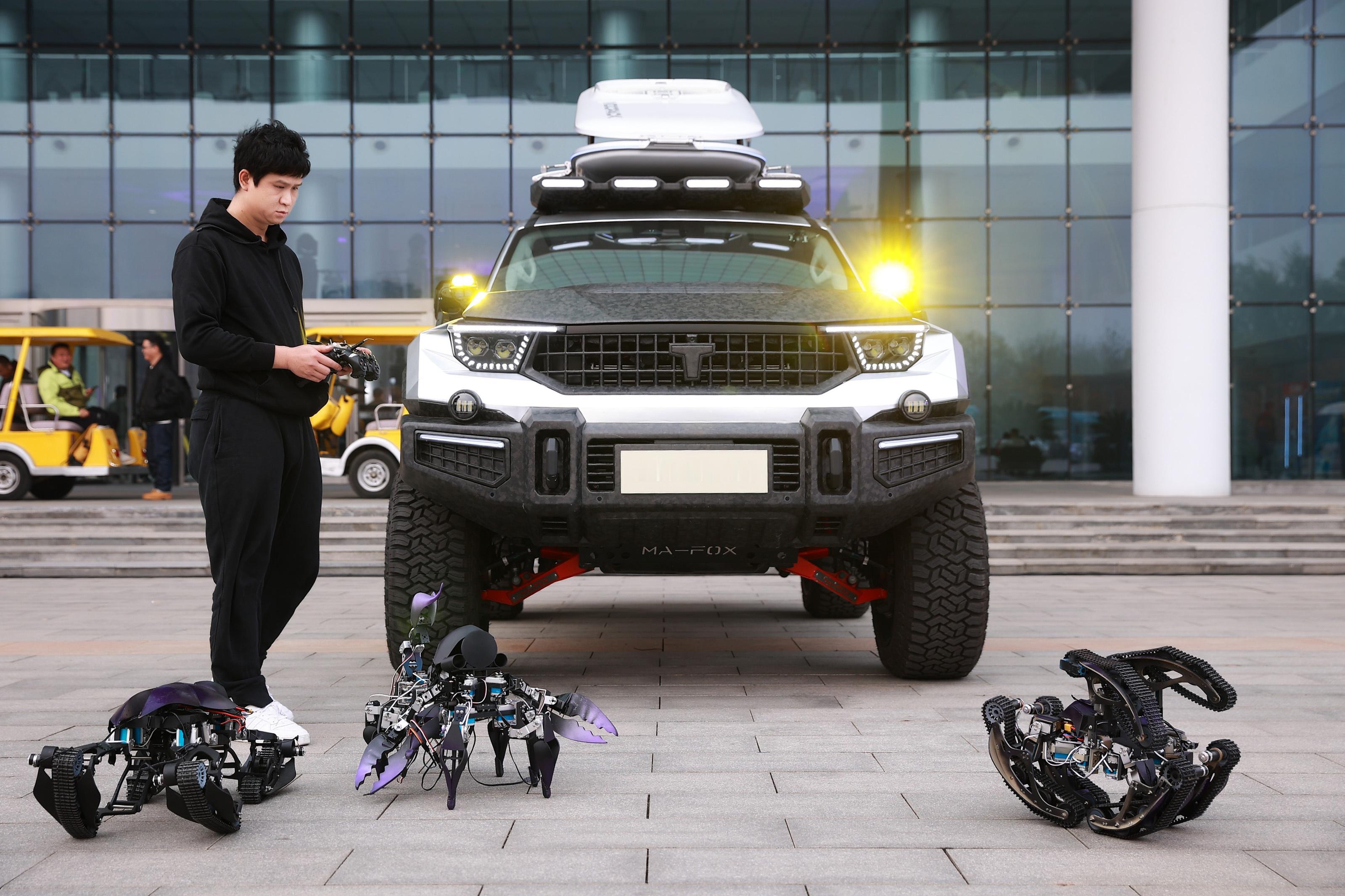 魏建军为梦泪解锁新装备从成都到保定，梦泪和魏总再度同框，这次，他们带来了真正的“