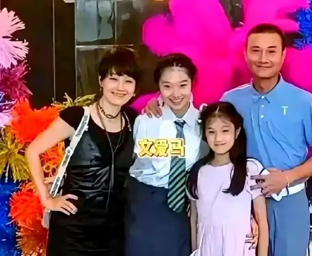 文章马伊琍17岁大女儿文君竹晒与姥姥合照，五官接近爸爸文章，但眉眼看像妈妈马伊琍