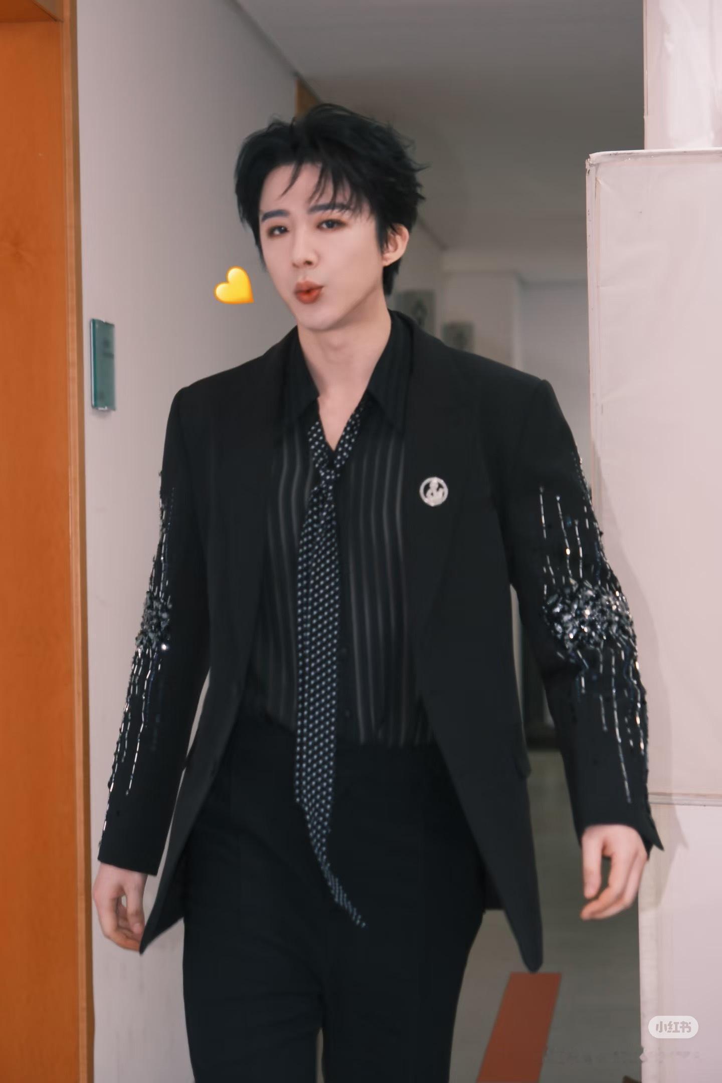 摩登兄弟0.5+2+2˙ᵕ˙.*.*.🌙*.*☄️你与明月