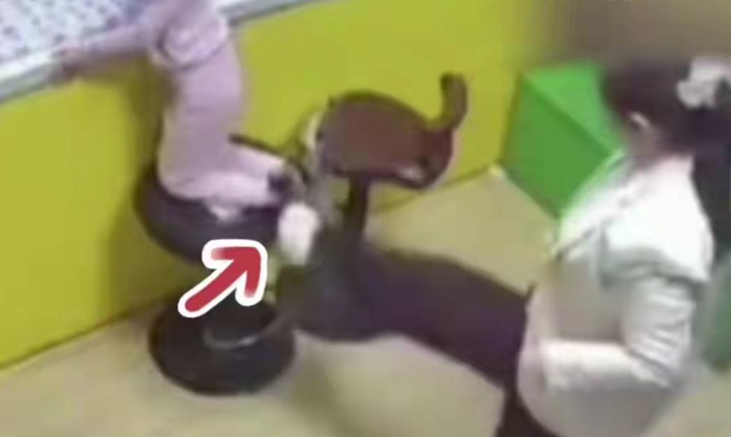 “太可恶了”！3月29号晚上七点多，河南一家汉堡店里，一个才四岁扎着小辫的小姑娘