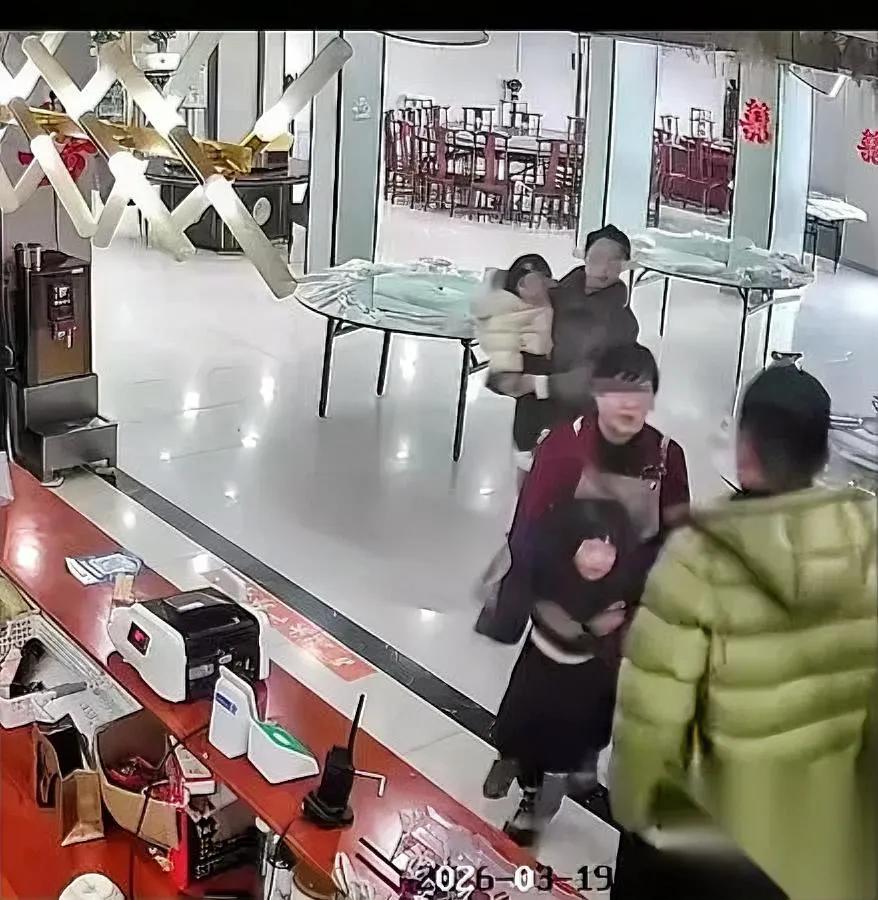 六安打人女慌了！以为赔钱能了事？宝妈一句话让她懵了：坚决不和解！3月19