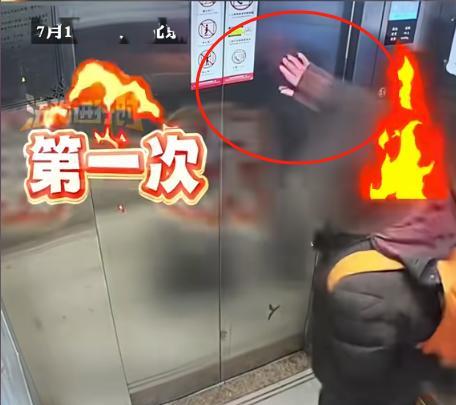 笑不活了！男子坐电梯玩手机，电梯向上运行，担心上班迟到，情绪失控下三掌拍掉电梯门