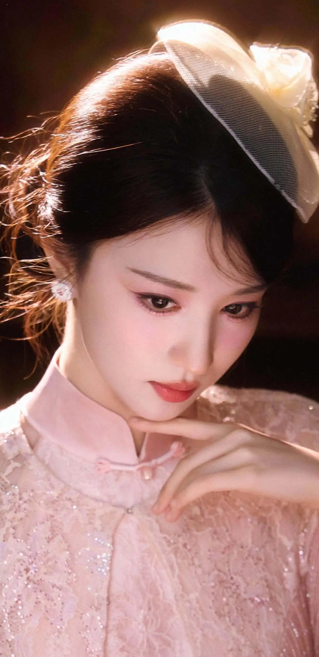 王楚然一袭粉调旗袍，解锁独属于东方的温婉风骨！