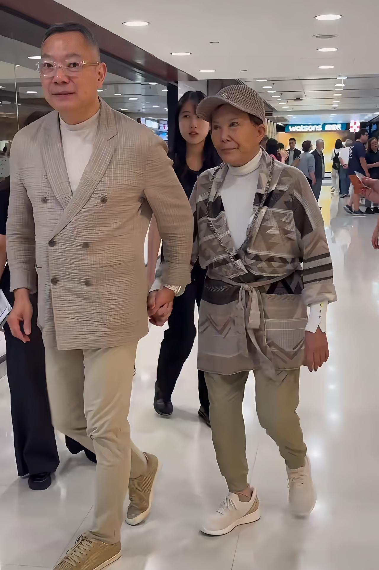 香港初代名媛和知名大律师的姐弟恋，两人相差15岁，依然可以牵手到白头偕老。近日