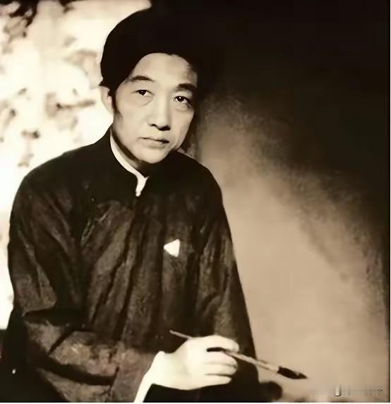 1937年，徐悲鸿在香港时，遇到一个德国人售卖四箱古画，当徐悲鸿看到第三箱时，突