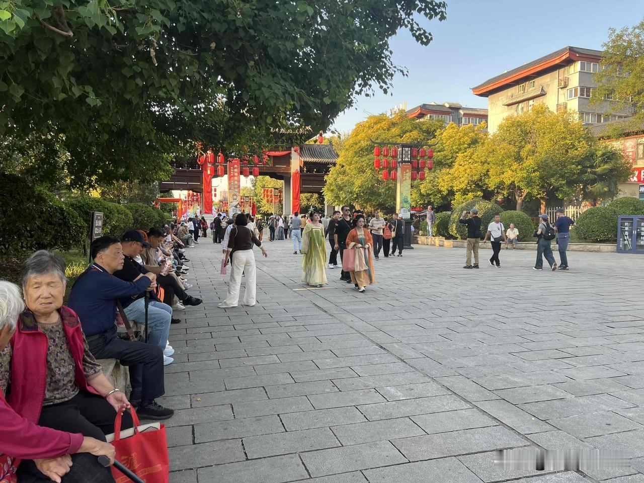 洛邑古城真是洛阳旅游的顶流今天10月13日，周二，假期已经结束，大家都正常上