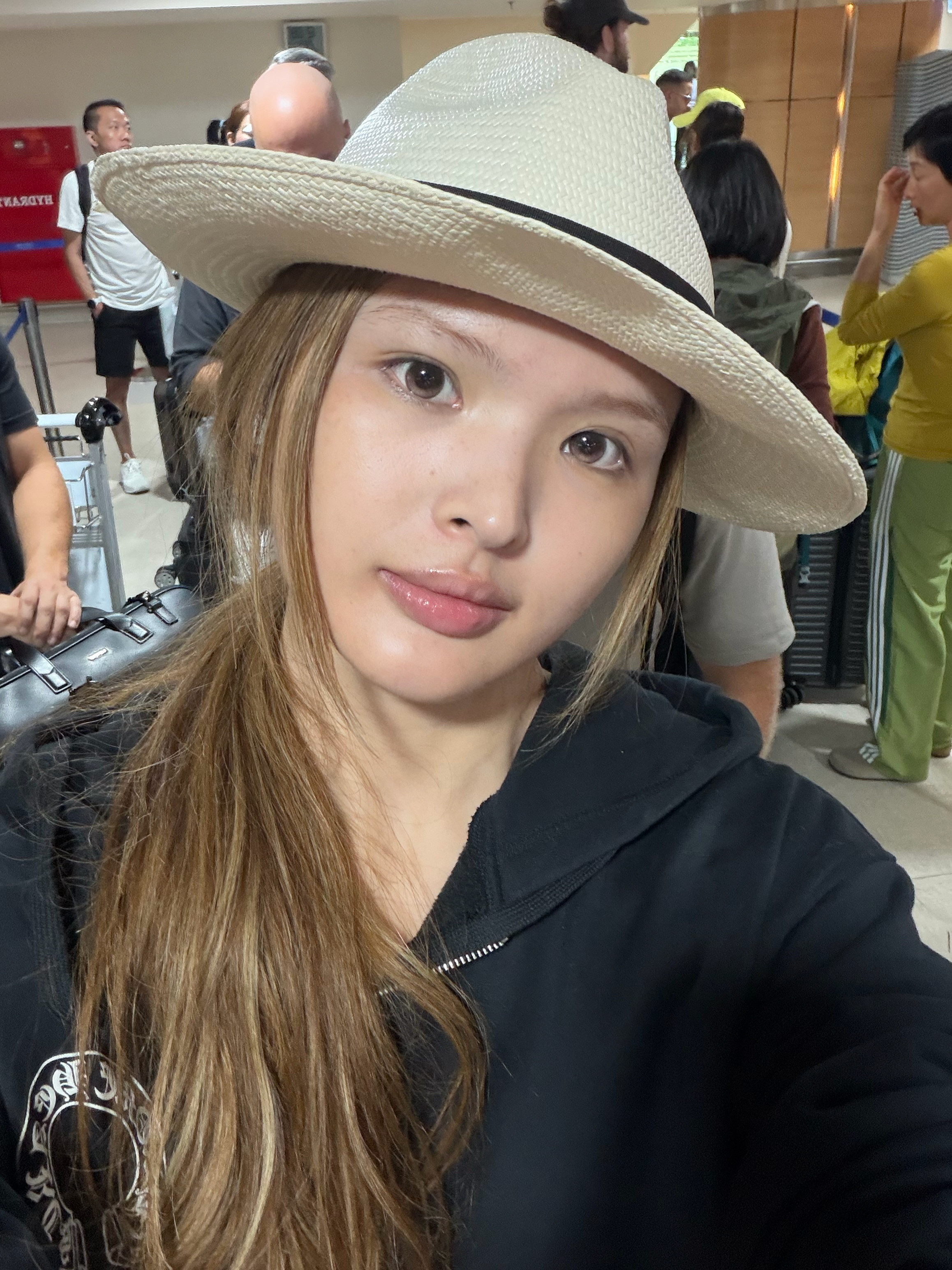 除了医美，旅游就是最好的医美！出去玩一趟感觉皮都展开了怎么说，第一次感觉自己素颜状态这么好[无奈吐舌