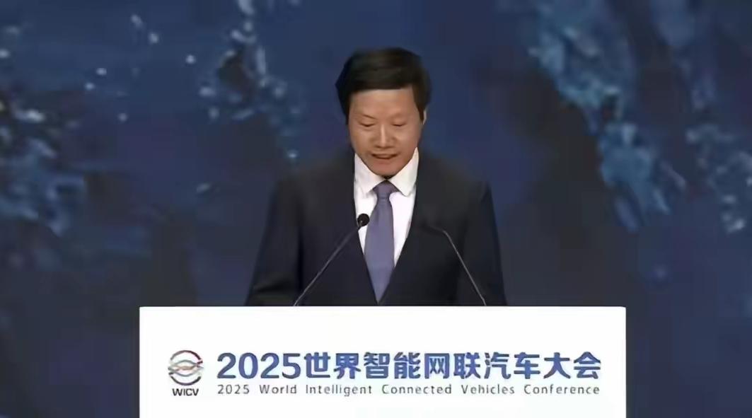 雷军这次是真不装了，直接把桌子掀了。10月16日，在2025智能网联汽车大会上，