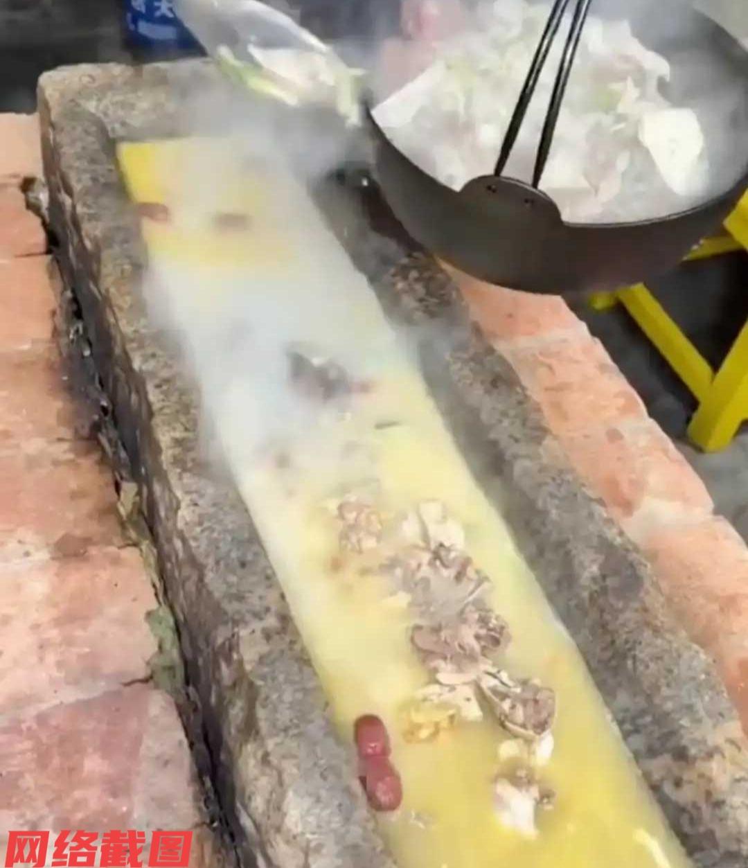 湖南永州有家餐馆推出了一道特色项目。这里让餐馆取名为石槽火锅，顾名思义就是让