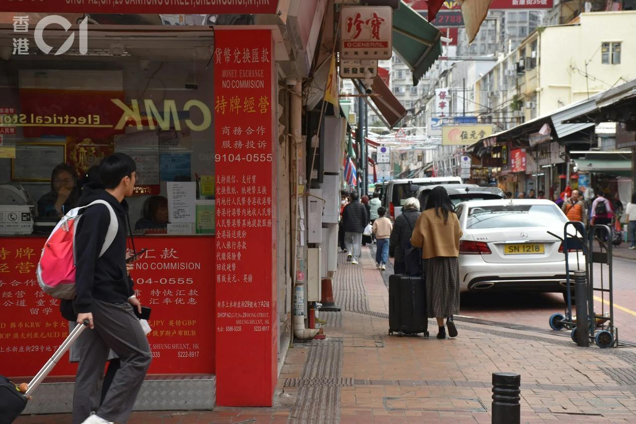 內地遊客在上水买年货。内地旅客张小姐在大型超市买了一袋药油及10多盒丹麦蓝罐