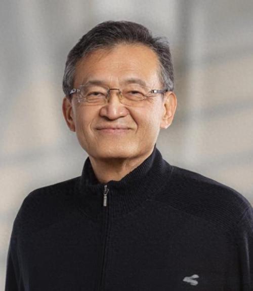 陈立武这事儿说起来真挺让人唏嘘的。作为英特尔的CEO，他长着一张典型的华人面孔