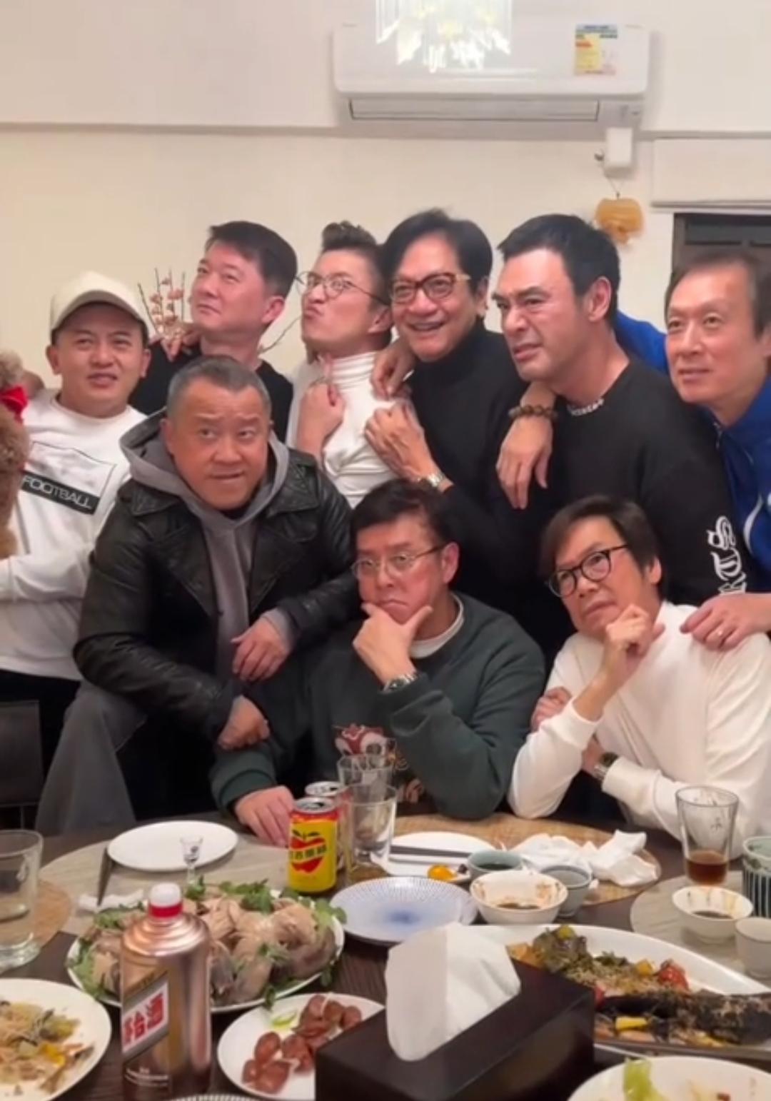 一桌人围坐，笑得很开心！你认识几位？右边戴眼镜的是不是元彪大哥？90年代的辉煌一