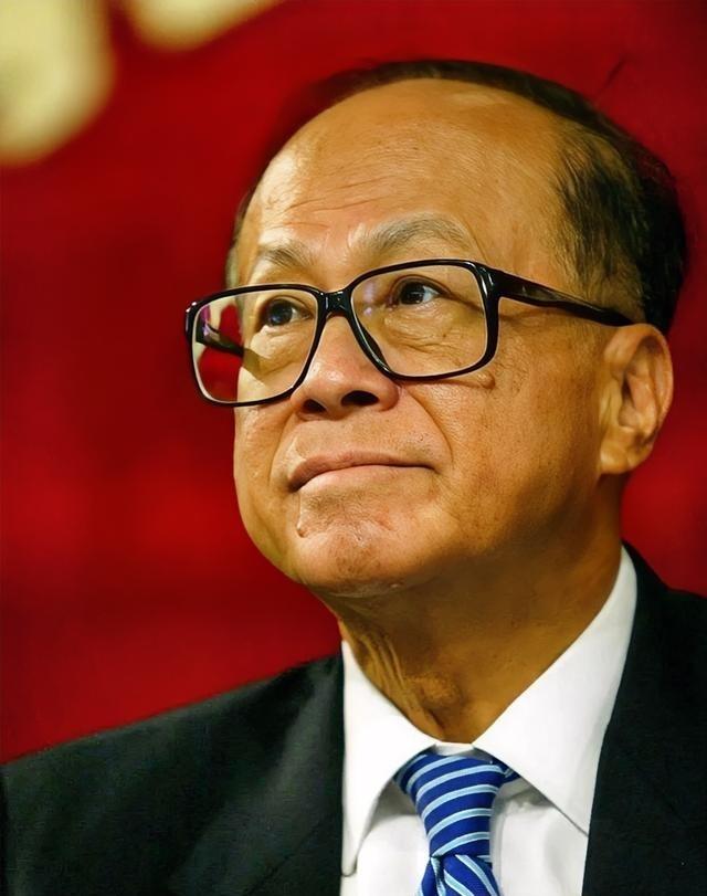 李嘉诚这个人的能力还是非常强的。李嘉诚1928年在广东潮州出生，1940年全家