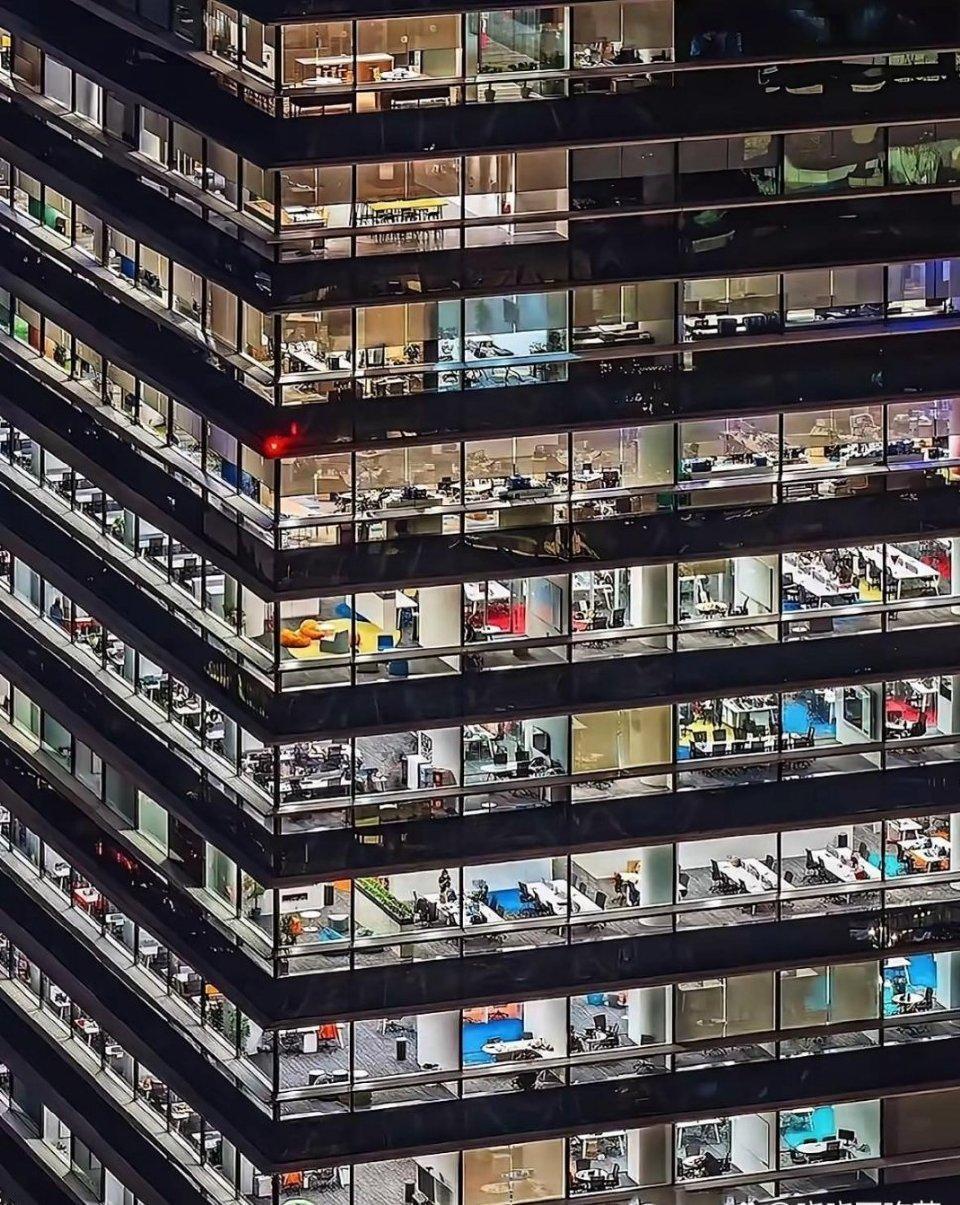 终于明白为啥那么多人挤破头进国企了。虽说现在国企也是合同制，但这合同很多时候就是