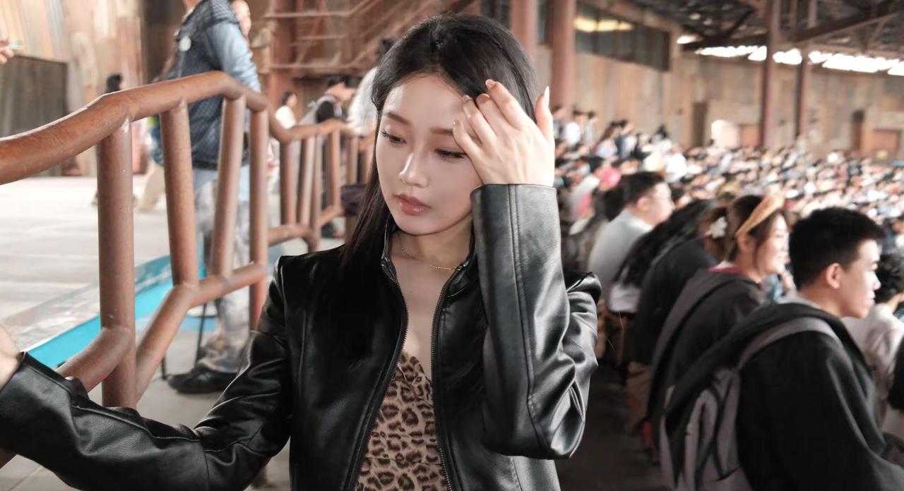 眼泪的汛期💧。皮衣girl游客照一张