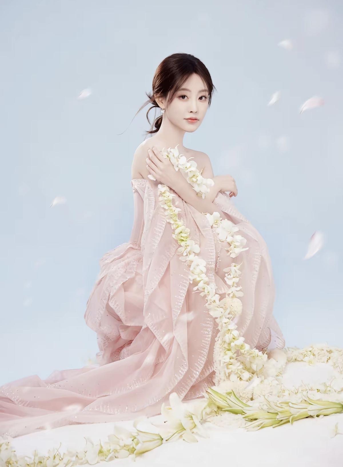 清冷骨相藏温柔，甜飒气场藏锋芒～祝绪丹的美是自带故事感的，眼波流转是灵动，蹙眉回