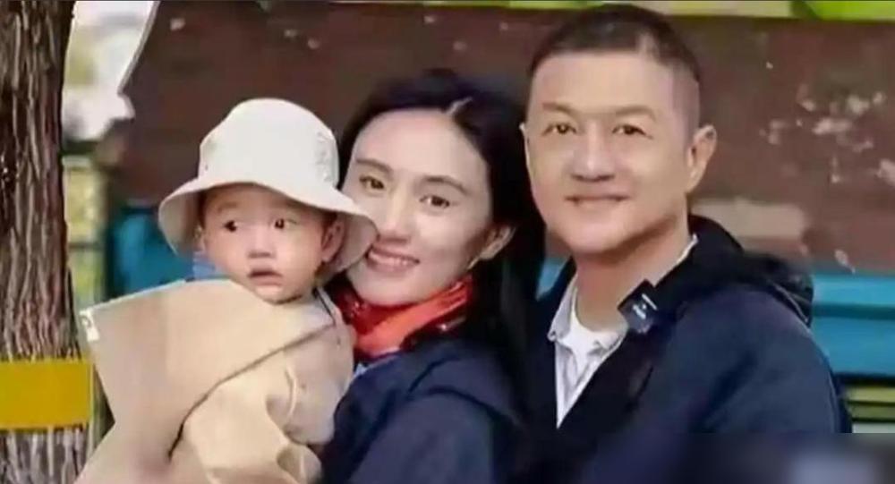 李亚鹏离婚惊天反转。王菲家保安曾爆料，李亚鹏和王菲在一起时，常凌晨两三点才回家。