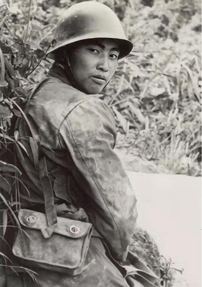 1984年老山战场，21岁新兵张忠顺，在战斗中，开枪击倒2名敌军，他兴奋拔腿冲过