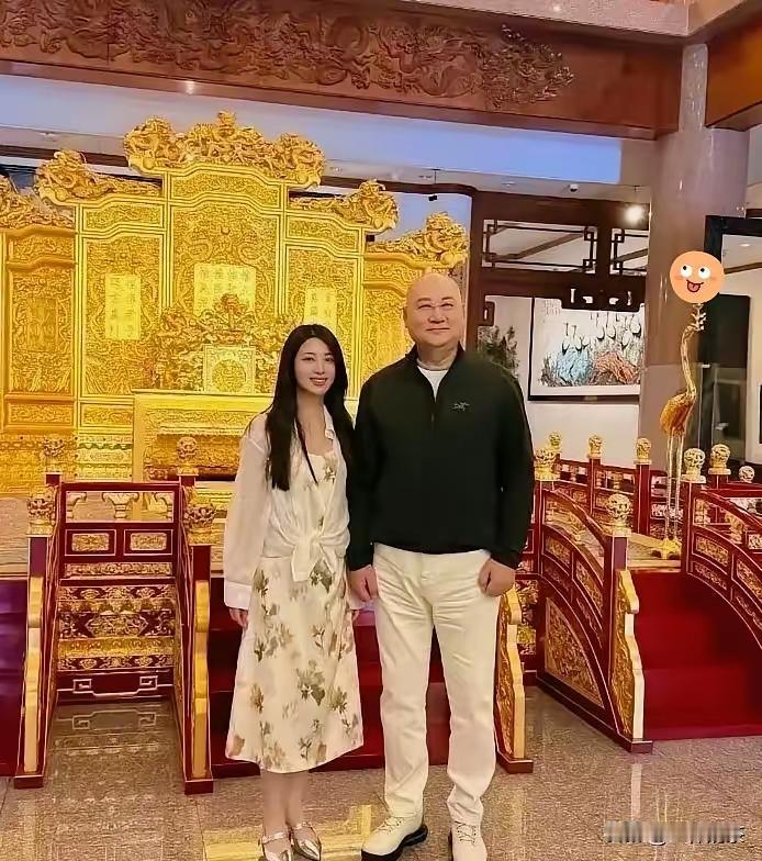 迟重瑞和身边生活助理同框照片一出，各种难听猜测铺天盖地，看完完整真相实在替老先