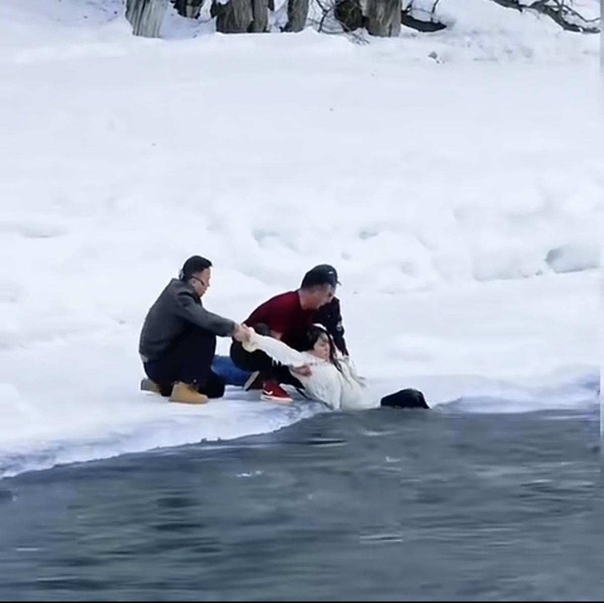 用理劝人听不进，用事教，一次就够了。在阿勒泰某景区一女子不顾劝阻带着女儿跨越围栏