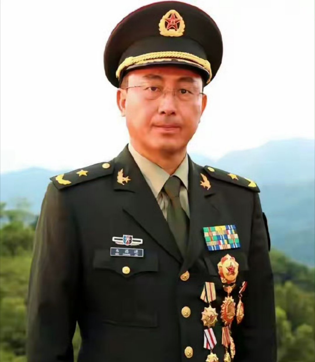 这个一等功，堪称战神！你不服不行。年仅20岁，战友全部牺牲，弹片击中左眼，穿透右胸，全身22处负伤。