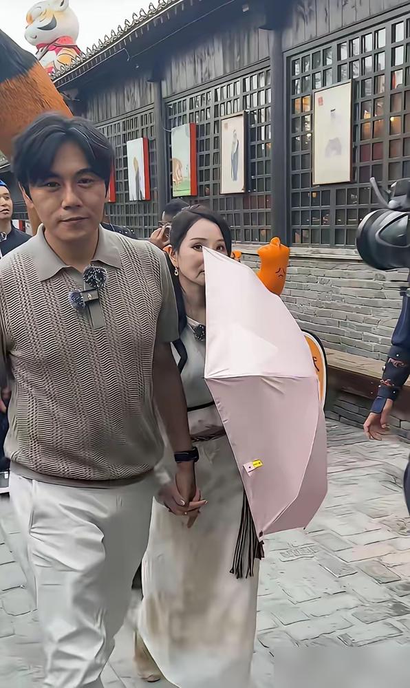 43岁的金莎，把和小17岁男友的恋情，做成了全网观看的流量KPI。58岁的伊