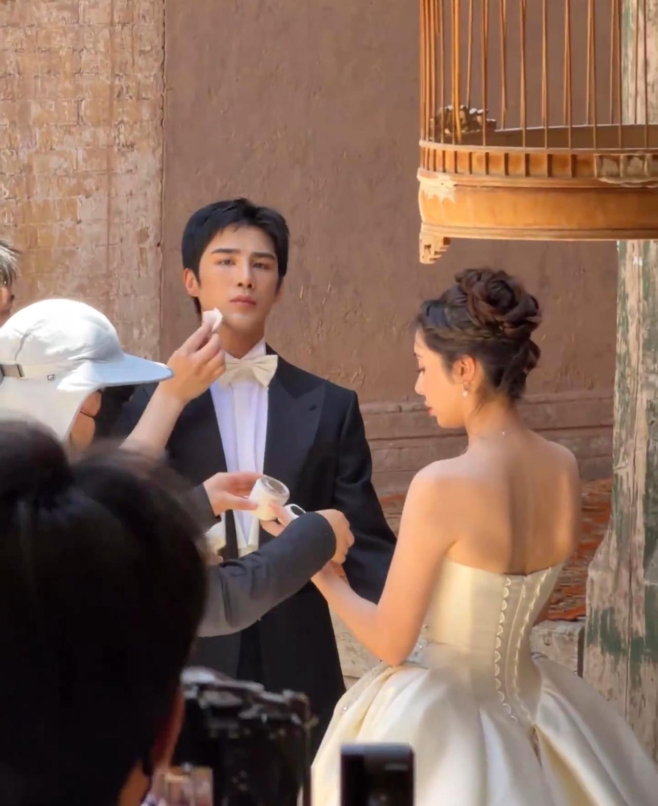 姜潮和麦迪娜这回是真的准备举行婚礼了，目前已经在新疆补拍婚纱照，去年就表示202