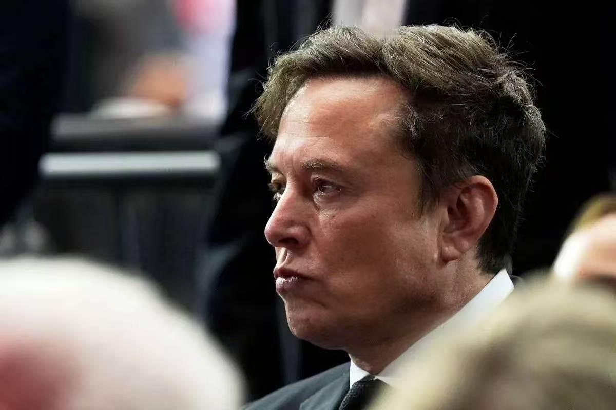 马斯克的段位在全球的企业家当中，确实数一数二的！他就随便往那里一坐，中美企业家纷