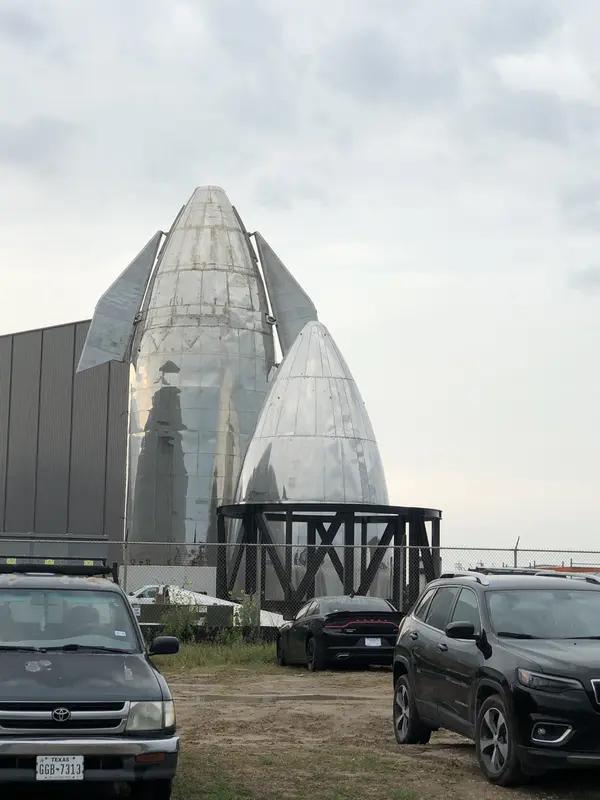 马斯克这是坐火箭式地涨身家啊！据福布斯数据，他身家已达6770亿美元，成了历史上