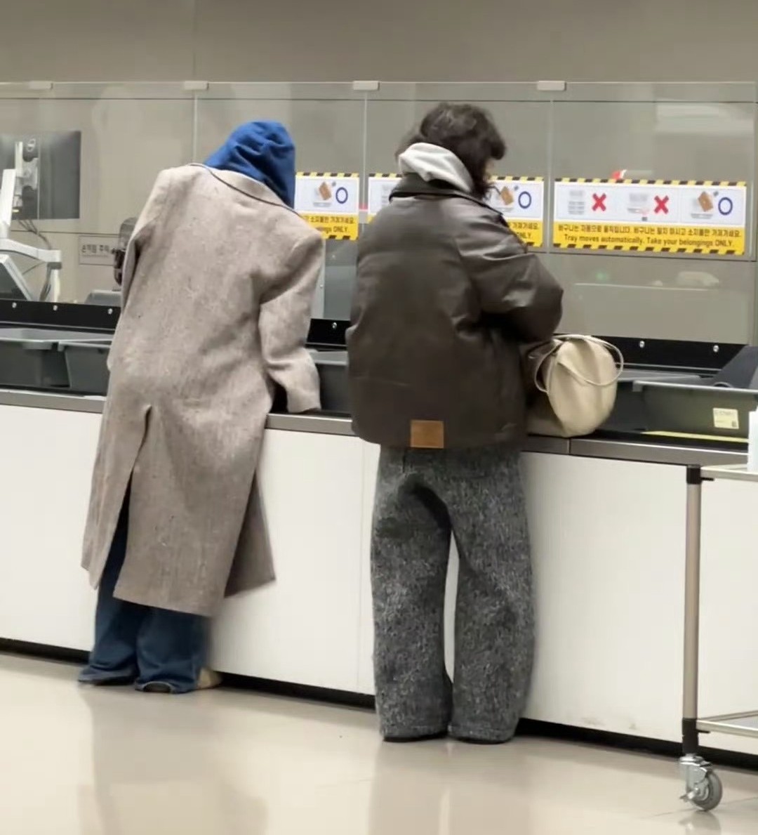 老马户这是偷了东西在躲警察么？？衣品多差不说了，一个女爱豆，怎么做到猥琐成这样的