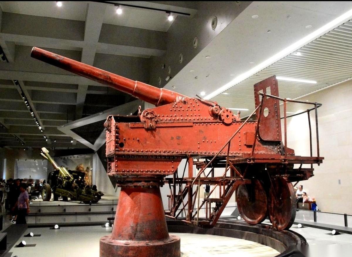 清末咱们花大价钱买回来的克虏伯大炮，听着就特牛逼对吧？德意志的工业结晶，钢铁巨兽