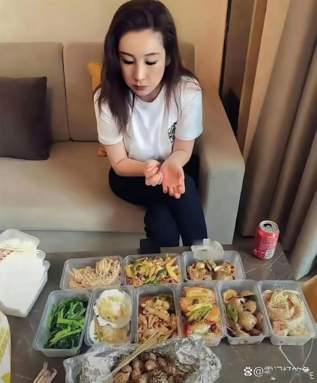 秦海璐这一顿顶我4天工资了。