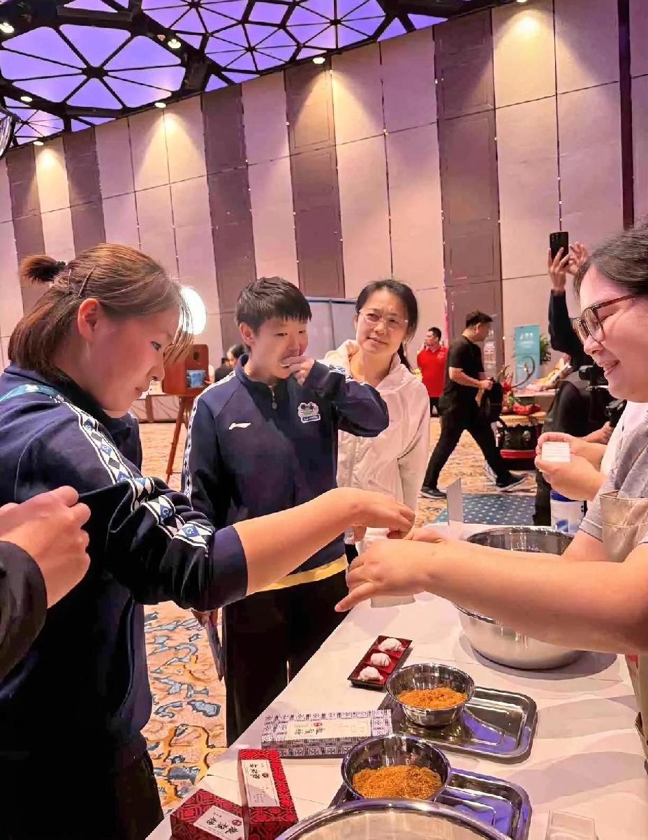 看莎莎这小眼神，有没有一种“吃着碗里看着锅里”的感觉，看队医姐姐那担忧的眼神