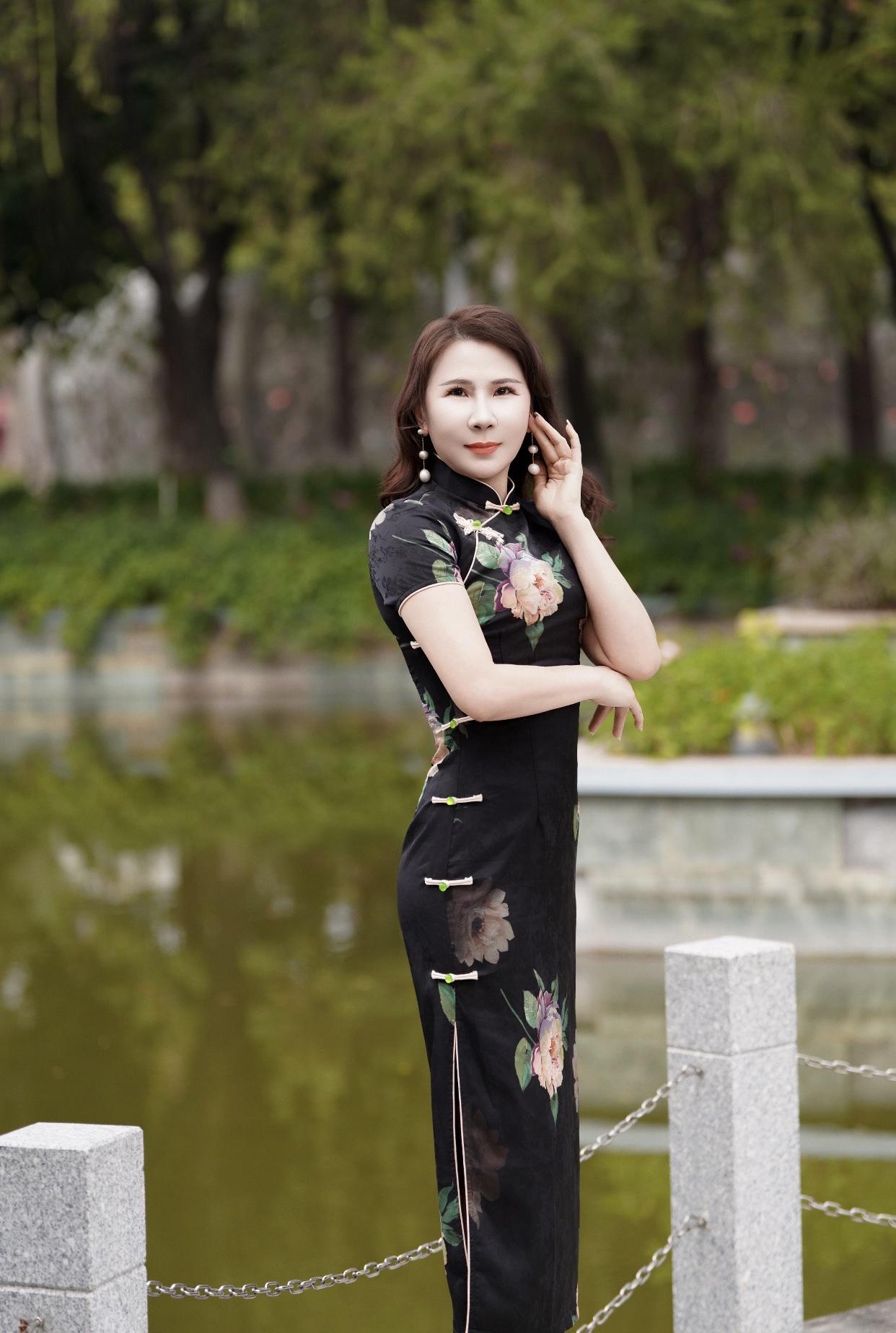 如何穿得优雅有气质衣服的材质要好，质感很重要。