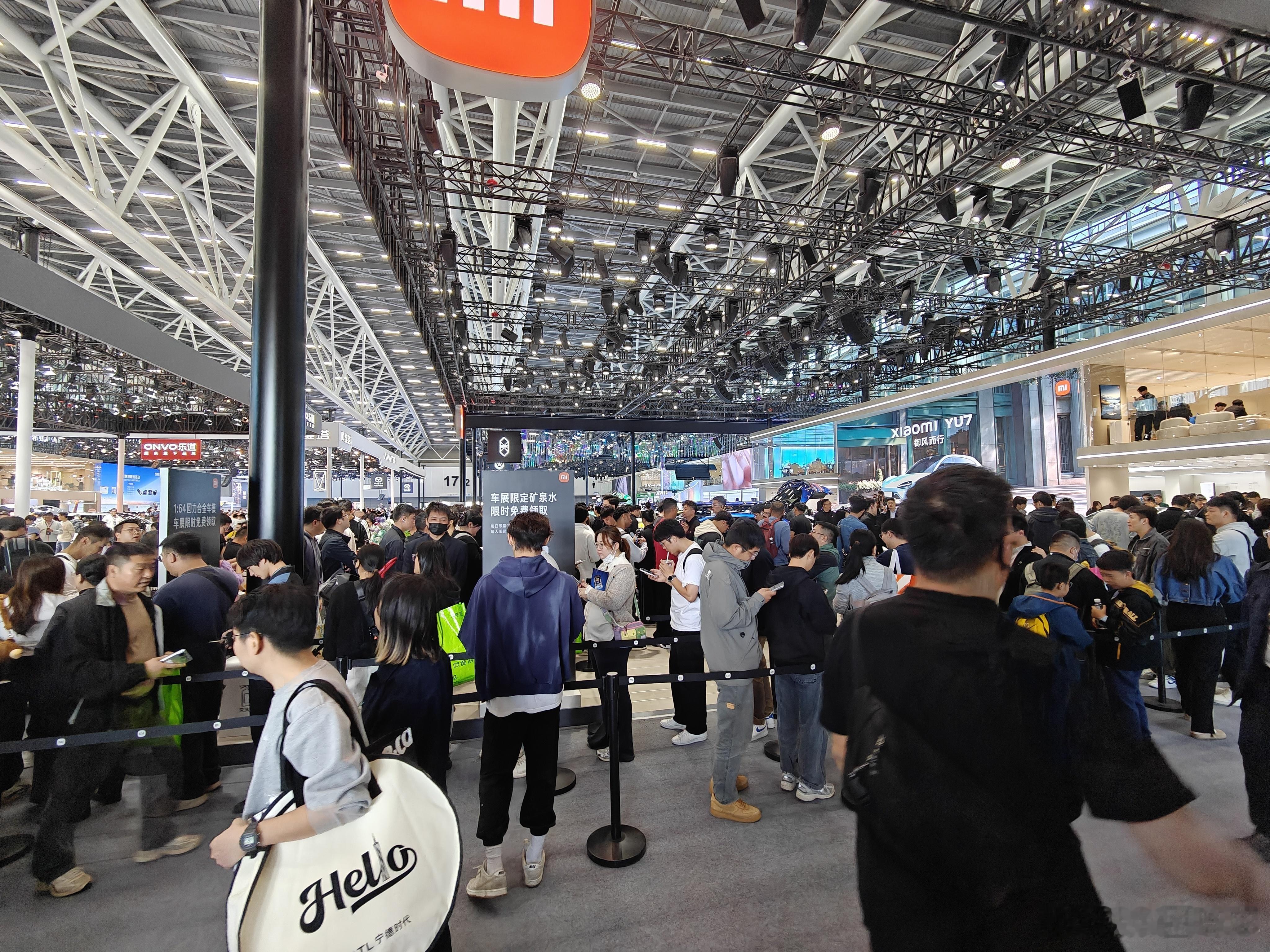 小米的展台上领车模和矿泉水的人还是这么多