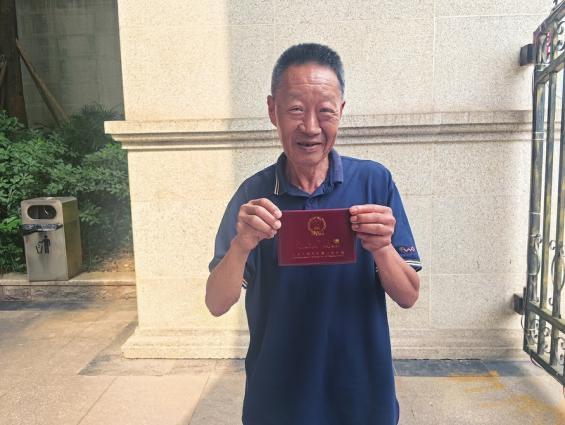 信守承诺！2000年，四川一个男人帮人看守房子25年，女老板回来处理房产时，意外