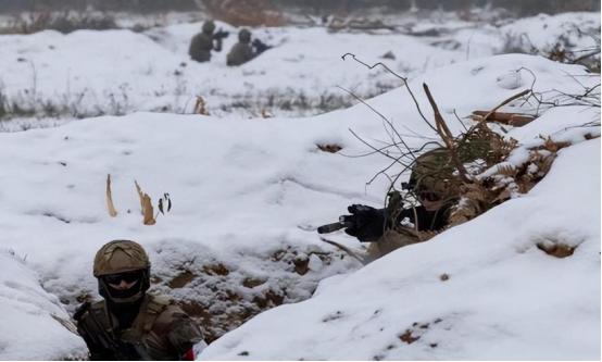 该结束了！乌军挨饿挨冻防线瞬间崩盘，美撒手不管，局势已经失控 2026年的