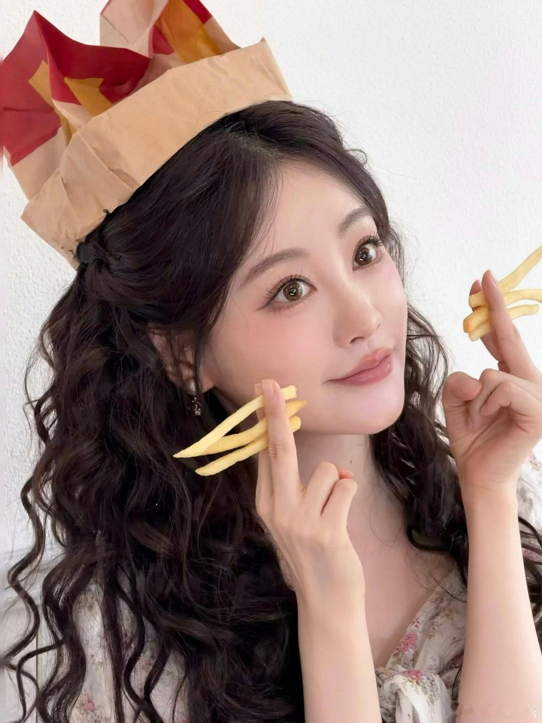 #祝绪丹#宝宝是怎么想到这种这么可爱的拍照方式的？小猫#祝绪丹#​