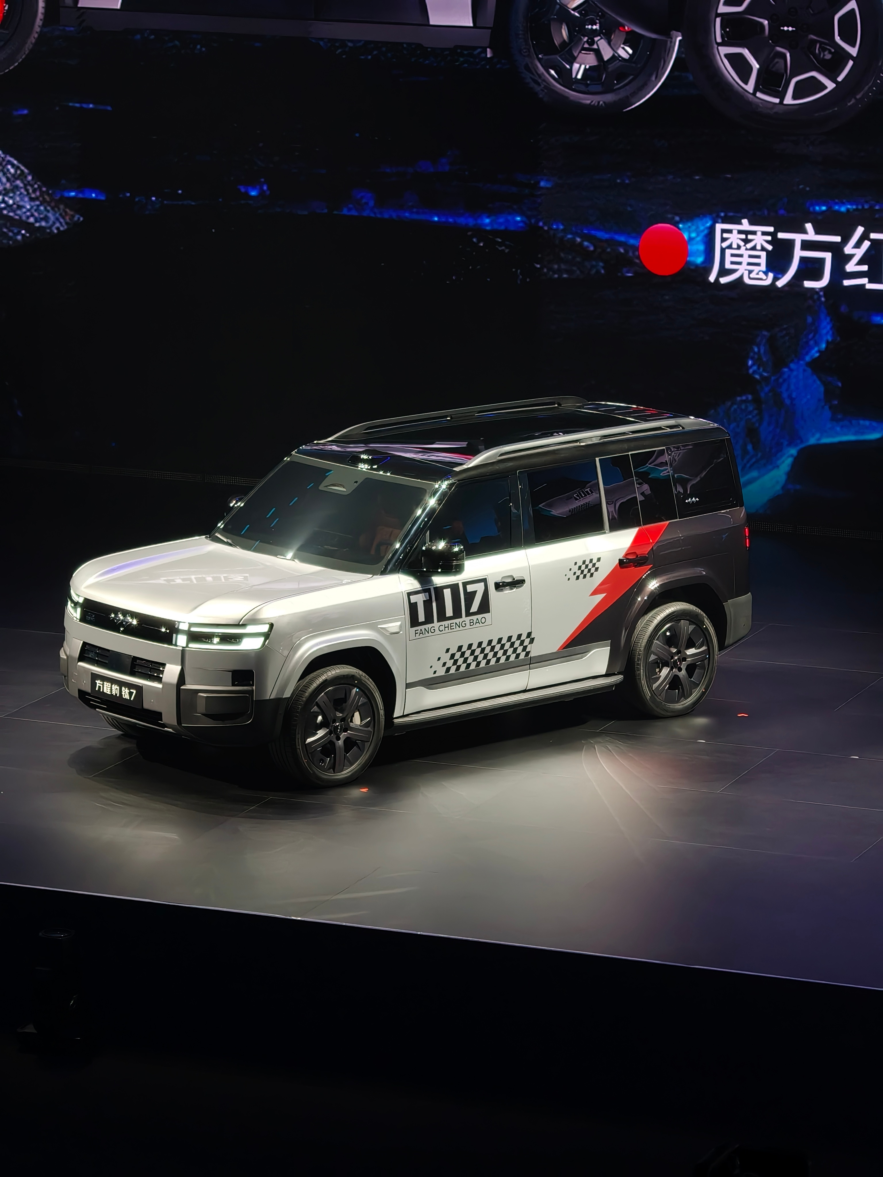 方程豹钛7纯电闪充版，这个方盒子都有755公里续航，真的厉害啊。不仅充的快，续航